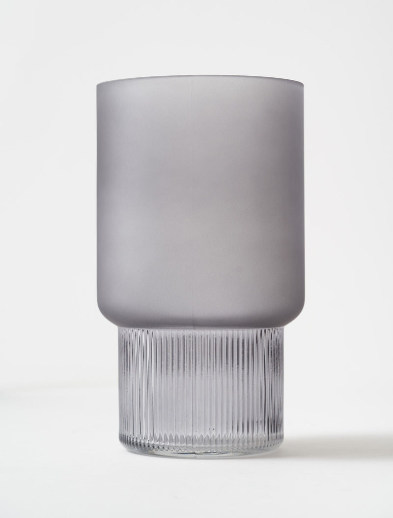 Vase aus mattiertem geripptem Glas - Grau