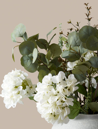 Faux arrangement - Eucalyptus & witte hortensia