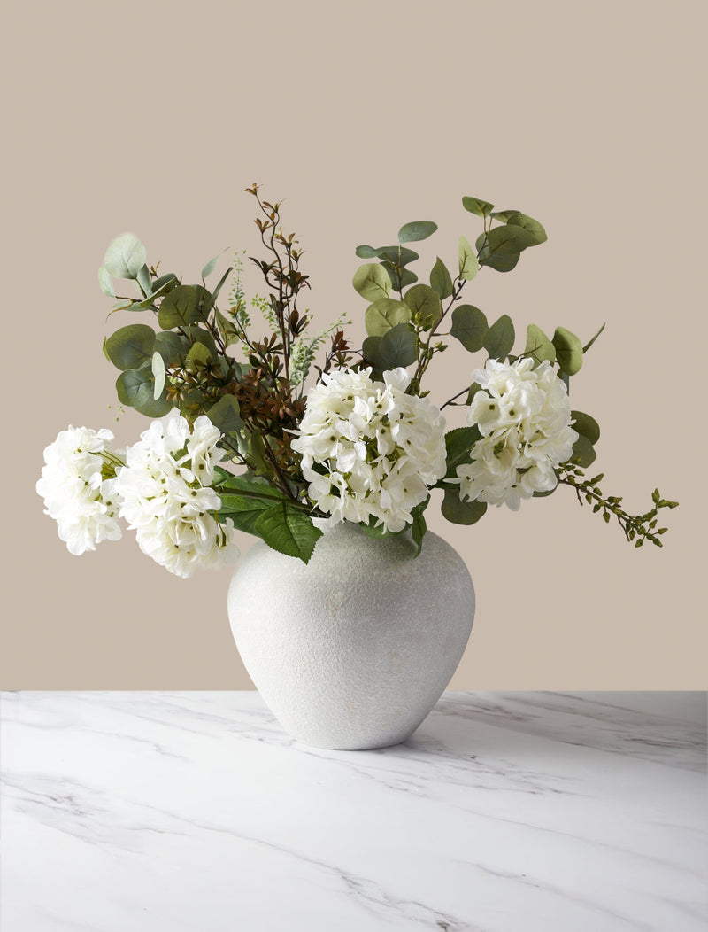 Faux arrangement - Eucalyptus & witte hortensia