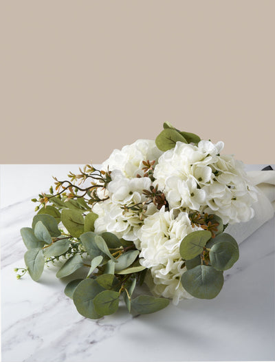 Faux arrangement - Eucalyptus & witte hortensia