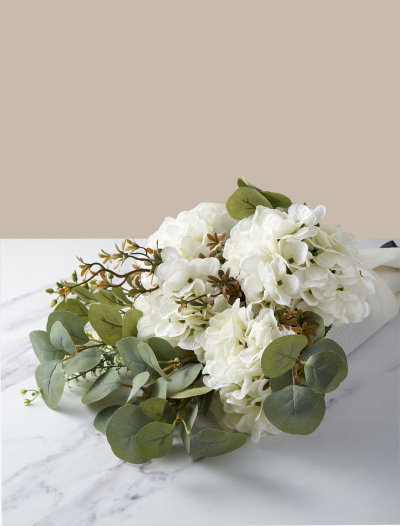 Faux arrangement - Eucalyptus & witte hortensia